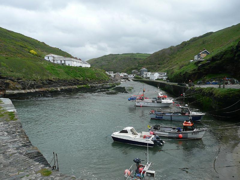 P1000911- Bostcastle.JPG - Bostcastle port minuscule caché au fond des falaises qui fut gravement inondé durant l'été 2004